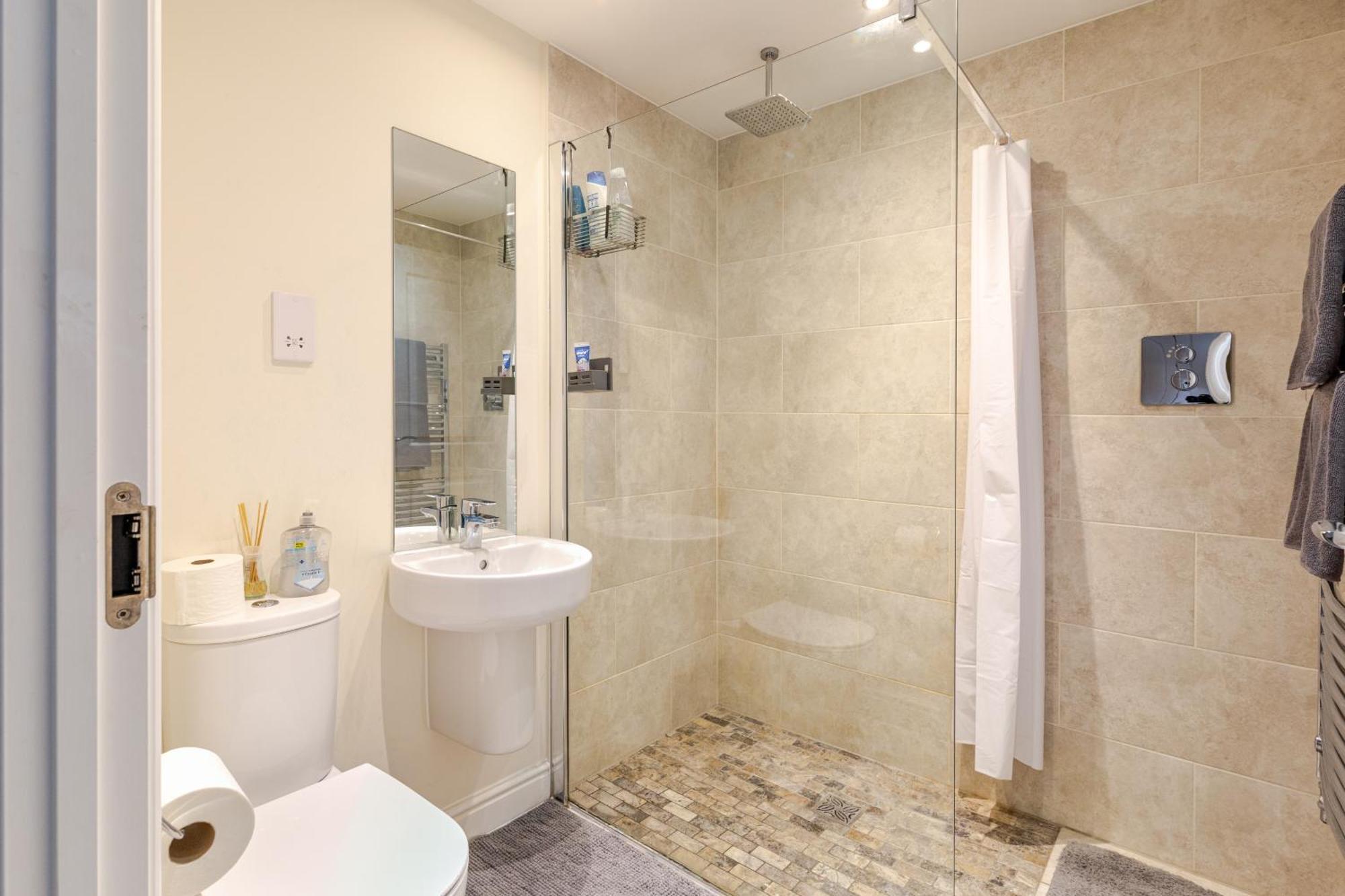 Large Double Room & Private Ensuite Bathroom, Badbury Park, Swindon, Near Great Western Hospital Exterior photo